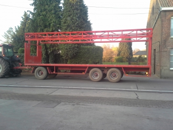 Trailer with lateral clamping roof