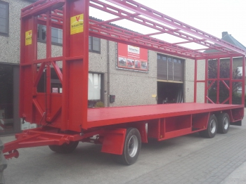 Trailer with clamping roof