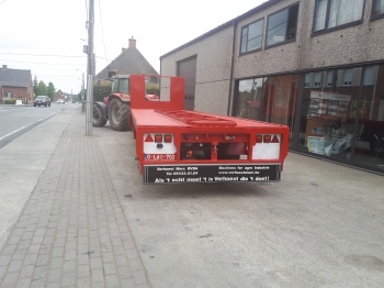 Flat trailer reinforced platform and middle frame